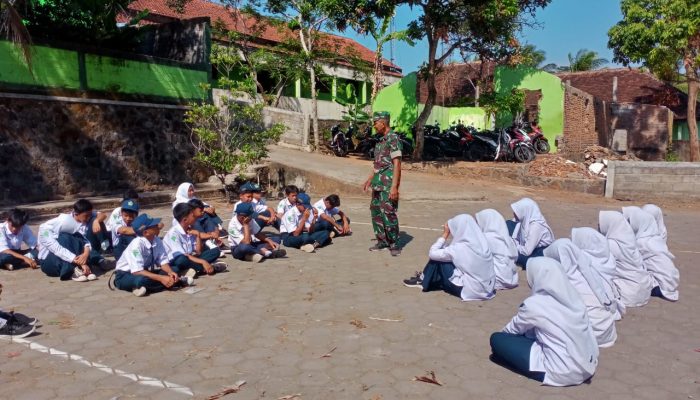 Babinsa Simo Berikan Materi Wasbang Siswa MTS