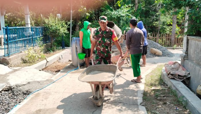 Babinsa Palemgadung Sertu Sugeng Riyadi Giat Gotong Royong Membangun Desa Serta Kerja Bakti Pelebaran Jalan
