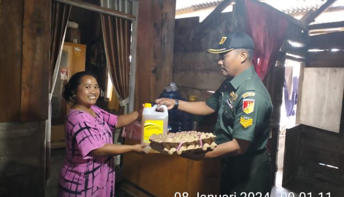 Babinsa, Serka Juliadi Koramil 1307-10/ Lore Utara, Bantu Sembako Lewat KomSos