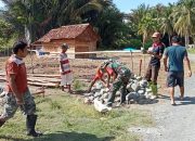 Babinsa Desa Uemakuni, Koramil 1307-07/Ampana Tete Berikan Dukungan Nyata Melalui Kegiatan Gotong Royong Pembuatan Pondasi Rumah Warga