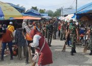 Giat Personel TNI – Polri, bersama Warga Poso Karya Bhakti TNI di pasar Tradisional Sintuwu Maroso