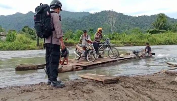 Seberangi Sungai Kokobuka, Petugas PAM TPS Di Buol Kawal Kotak Suara Kembali Ke PPK