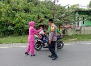 Berbagi Takjil Jelang Buka Puasa Polsek Momunu Bersama Bhayangkari