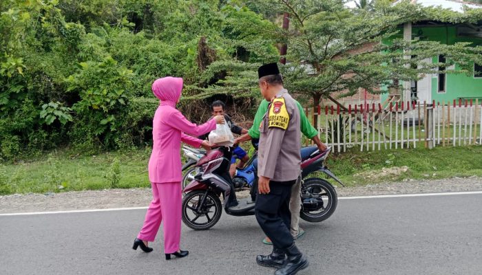 Berbagi Takjil Jelang Buka Puasa Polsek Momunu Bersama Bhayangkari