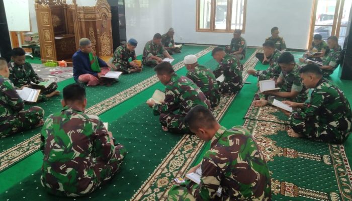 Tingkatkan Amalan Di Bulan Puasa Anggota Kodim 1307/Poso Tadarus Bersama Selesai Melaksanakan Sholat Berjamaah
