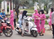 Jelang buka puasa, Kapolsek Petasia bersama Bhayangkari bagikan takjil gratis