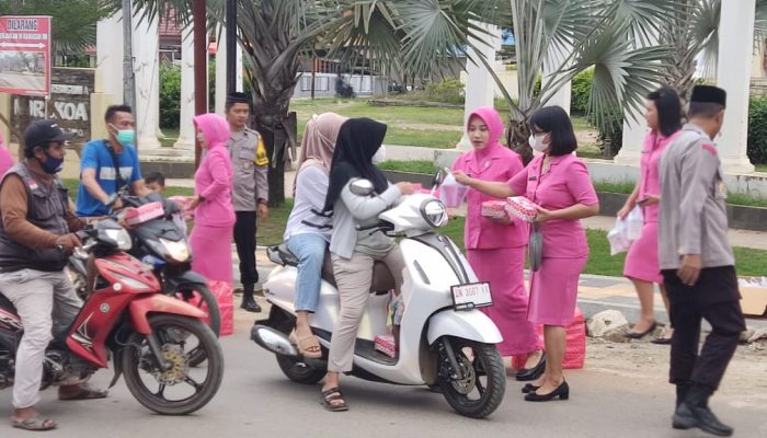 Jelang buka puasa, Kapolsek Petasia bersama Bhayangkari bagikan takjil gratis