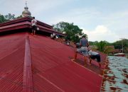 Babinsa Koramil 1307-01/Poso Kota, Serka Ngadiman Ahmad bersama warga Cat atap Masjid di kelurahan Tegalrejo