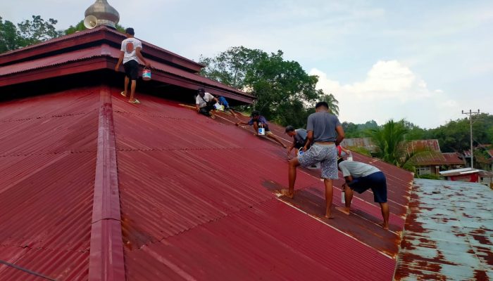 Babinsa Koramil 1307-01/Poso Kota, Serka Ngadiman Ahmad bersama warga Cat atap Masjid di kelurahan Tegalrejo