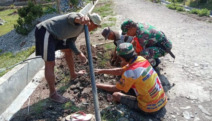 Bantu Warga perbaiki Pipa Air yang Bocor,Babinsa serda Octavianus Saweho wujudkan TNI peduli dengan Rakyat