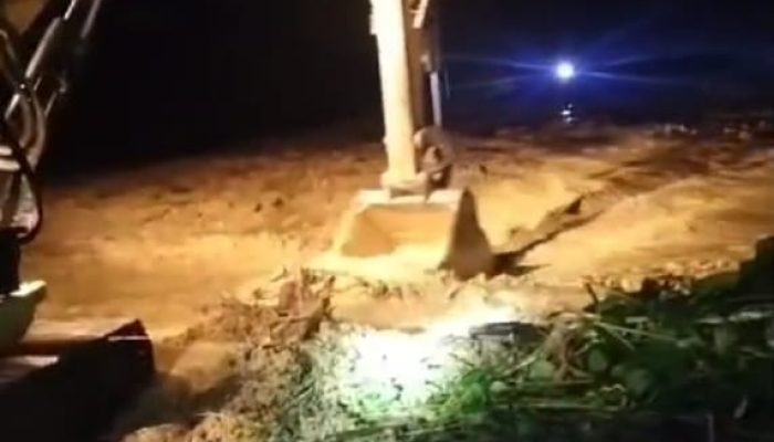 Anggota TNI-polisi, Mengurai Longsor tanah bercampur lumpur, antrian kendaraan mengular 4 kilometer di desa Kawende