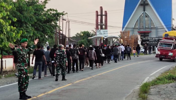Sinergitas Babinsa Koramil 1307-09/Poso Pesisir Bersama Babinkamtibmas Amankan Ibadah (Jumat Agung) Jalan Salib