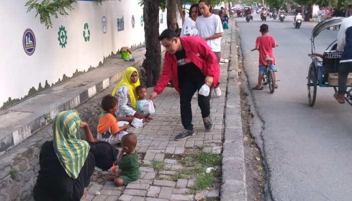 Ketua LMND Sulawesi Tengah Agung Trianto Bagi Takjin Kepada Masyarakat