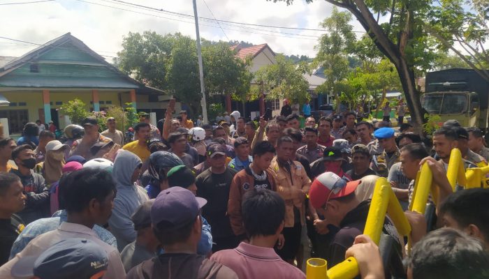 Demo aksi Warga Desa Bokat Tuntut Bebaskan Kades Bokat di PN Buol 