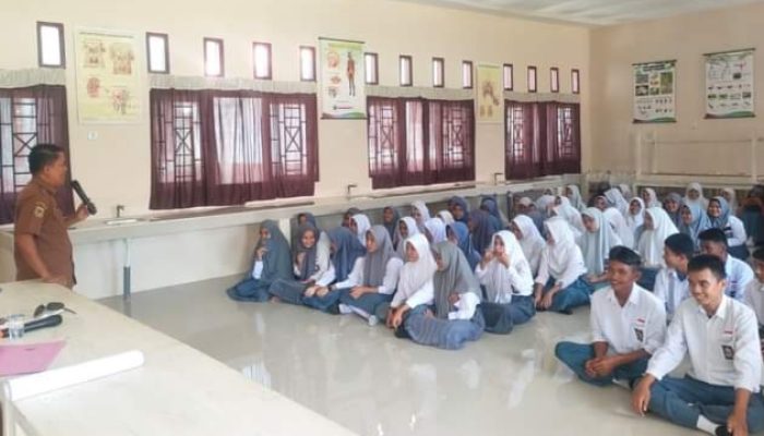 Bagikan Poster Ke Sekolah, Diskominfo Kabupaten Buol Upaya Cegah Stunting