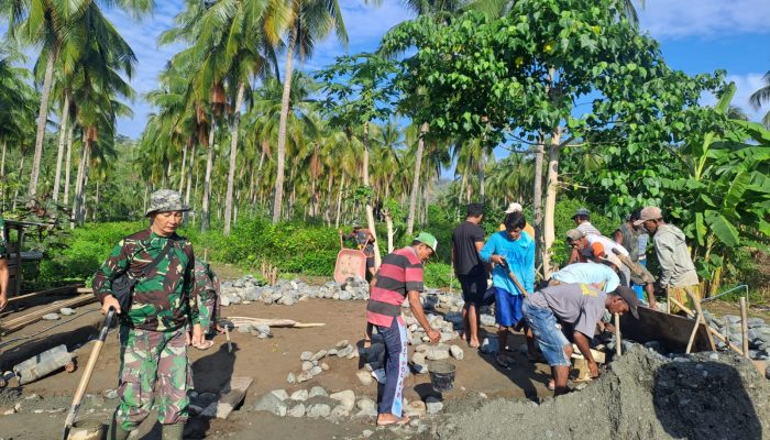 Satgas TMMD Kodim 1307/Poso dan Masyarakat Targetkan pembangunan Pondasi RTLH di Desa Uekambuno Selesai