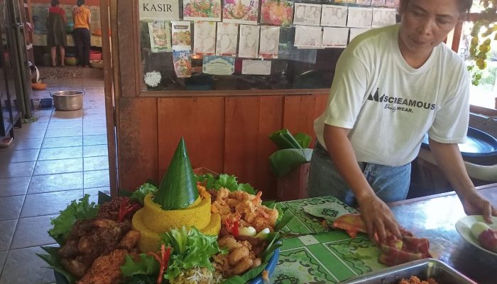 Kuliner Prasmanan Bu Nurul Laris Tenan