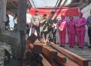 “Kapolres Tolitoli & Istri ziarah TMP,bagi sembako bedah Rumah jelang HUT Polri 78”