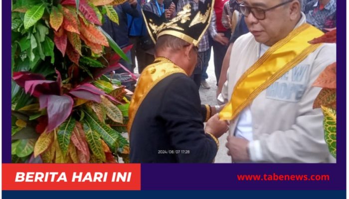 Ahmad Ali dan Nilam Sari Lawira (Ketua DPRD Sulteng) Disambut Adat Buol Oleh Raja Buol Moh Safri Turungku