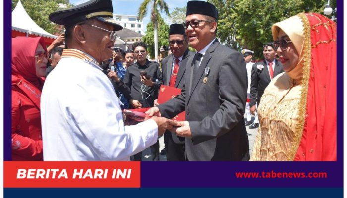 Dr. Drs Adijoyo Dauda, M.Si Terima Satya Lencana Karya Satya Dari Presiden RI