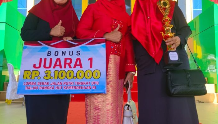 Direktur RSUD Mokolyuri Buol Terima Hadia Juara 1 Gerak Jalan HUT RI ke-79