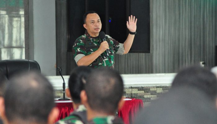 Danrem 132/Tadulako,Brigjen TNI Deni Gunawan Memberikan Jam Komandan Kepada Prajurit Dan PNS Korem 132/Tadulako