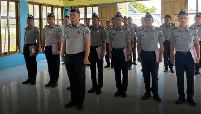Tujuh Pegawai Lapas Kelas III Leok Terima Kenaikan Pangkat