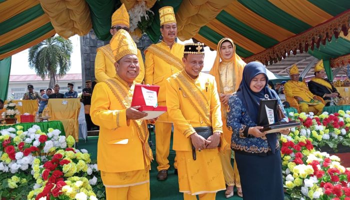 “Pada HUTDA Tolitoli ke 64, Bupati Amran Hi Yahya tunjukkan adab santun pada ketua dewan adat Tolitoli “