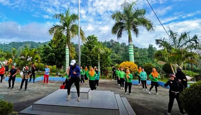 Kegiatan Senam PIPAS Lapas Kelas III Leok, Kesehatan dan Kekompakan Pegawai Jadi Prioritas