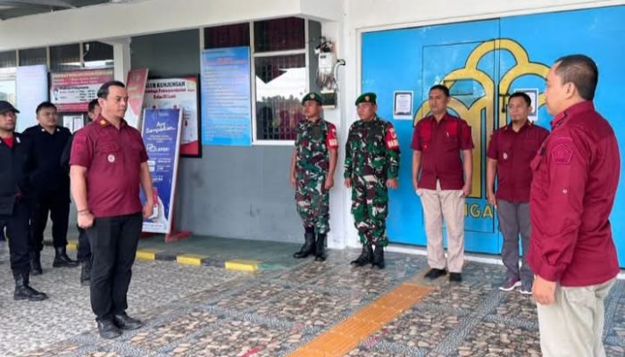 Lapas Kelas III Leok Cegah Gangguan Keamanan Dengan Melakukan Penggeledahan Rutin
