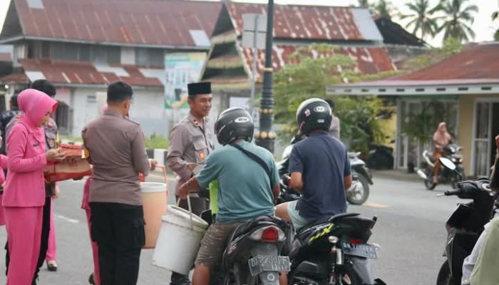Polsek Biau bersama anggota dan Bhayangkari berbagi takjil dibulan ramadhan