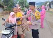 Kapolsek Paleleh Bersama Anggota dan Bhayangkari Berbagi Takjil Dibulan Ramadhan