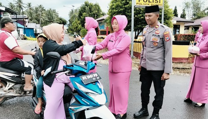Kapolsek Dondo dan Bhayangkari Ranting Bagikan Takjil, Warga Berharap Wilayah Bebas Miras dan Narkoba
