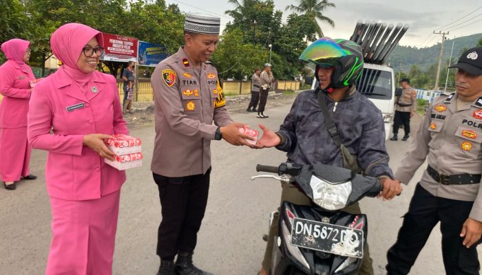 Kapolsek Lampasio dan Bhayangkari Berburu Pahala di Hari ke-9 Ramadhan, Bagikan Takjil untuk Pengguna Jalan