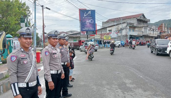 Polantas Polres Tolitoli Berbagi Takjil, Tebar Berkah di Bulan Ramadhan