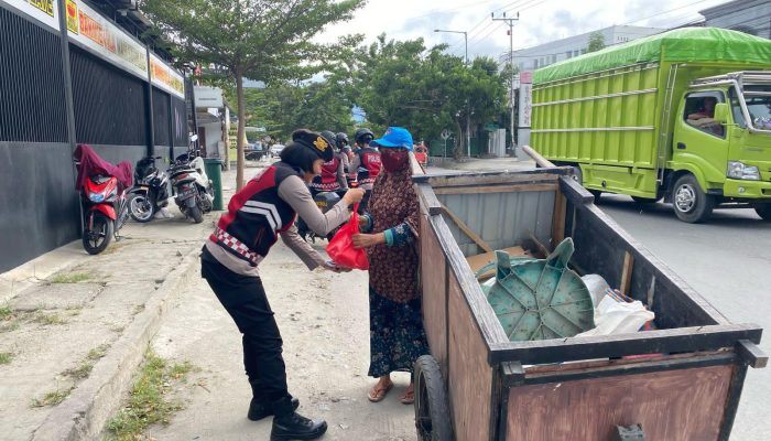 Polwan Nagaya Polda Sulteng Gelar Patroli Sambil Berbagi Sembako di Kota Palu