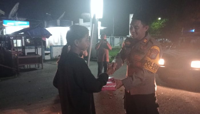 “Bagi makanan sahur Kapolsek Baolan, ketemu pelaku balapan yang jatuh,dan ketemu penyapu jalan siswi kelas 1 Mts Muhammadiyah”
