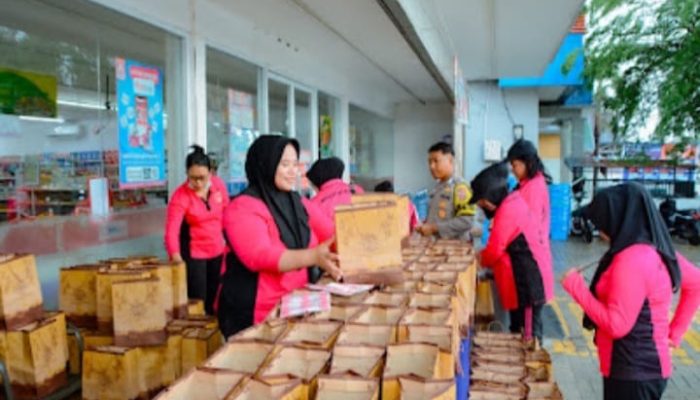 “Kapolsek perbatasan Provinsi gorontalo dan sulteng bagi ta,jil di hari ke 15 ramadhan 1446 H/2025”
