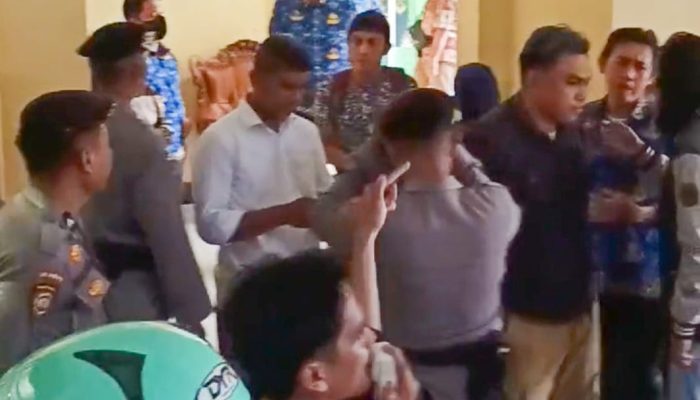 Puluhan Mahasiswa Terobos Masuk Kantor Bupati Gorontalo Utara, Desak Pj Bupati Temui Massa Aksi