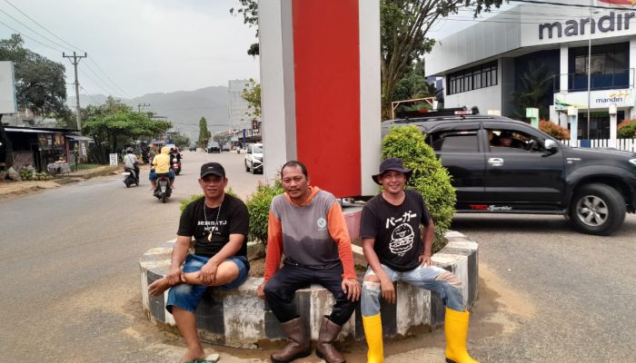 Pasca Banjir Tolitoli,Endapan lumpur di mana mana, sekertaris DLH Didi Mansur Turun tangan