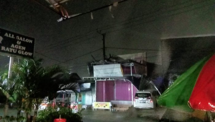 “Angin kencang terbangkan kanopi di atap tokoh pakaian syar’i jalan jenderal Sudirman depan kantor kehutanan Tolitoli”