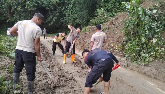 Personil Polsek Dakopamean, bersihkan badan jalan, akibat longsor, efek cuaca