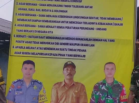 Bhabinkatibmas buat Cooling System dengan pasang spanduk bersama Babinsa di kelurahan Tuweley”