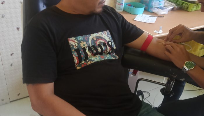 Salah Satu Angle DPRD Buol Sumbangkan Darah untuk Keluarga Pasien di RSUD Mokolyuri Buol