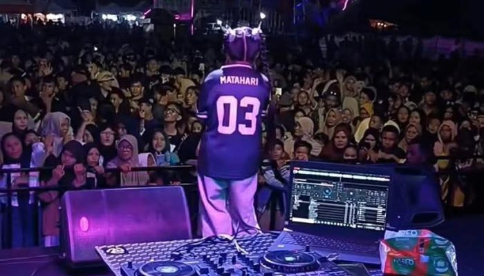 Ramai Dipadati Warga, Pembukaan Pasar Malam dan Hoya-Hoya di Lapangan Desa Tinabogan Meriah