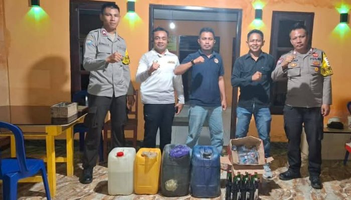 Kapolsek Paleleh Iptu Ridwan, S.IP Bersama Personil Amankan Miras Ratusan Liter