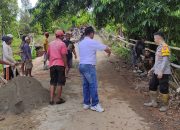 Bhabinkamtibmas dan Babinsa Tuweley Kompak Bangkitkan Semangat Warga Perbaiki Jalan Longsor