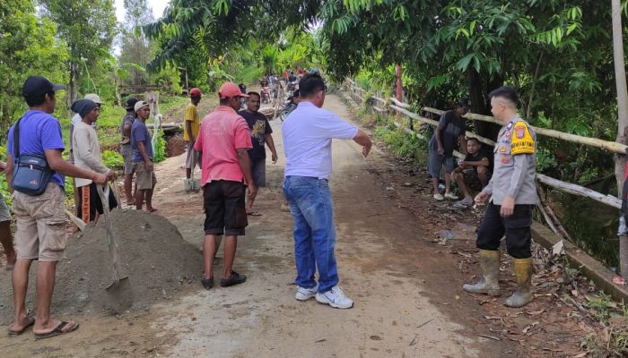 Bhabinkamtibmas dan Babinsa Tuweley Kompak Bangkitkan Semangat Warga Perbaiki Jalan Longsor