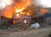 Kebakaran Hebat Lalap Rumah Warga di Kompleks Pasar Sandana Tolitoli