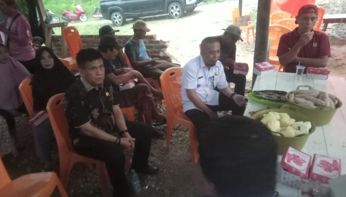 Faisal Alatas Silaturahmi Bersama Masyarakat Petani Kelurahan Leok II 